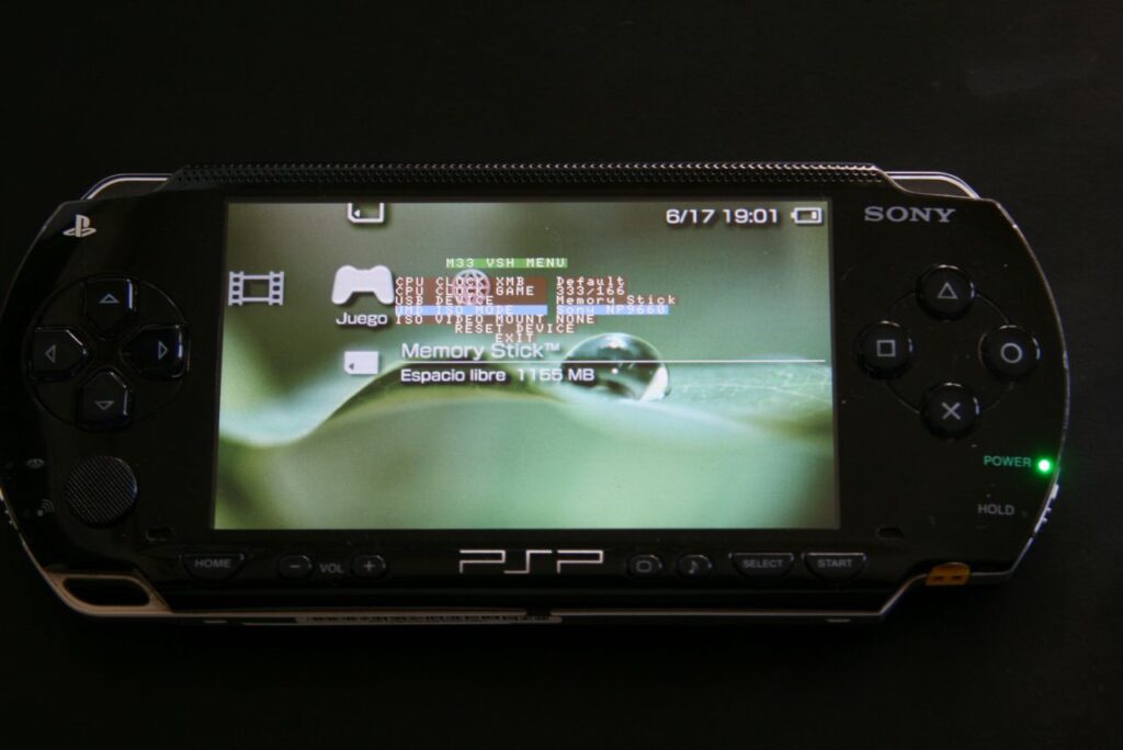 Cómo puedo actualizar mi PSP si no tengo batería disponible