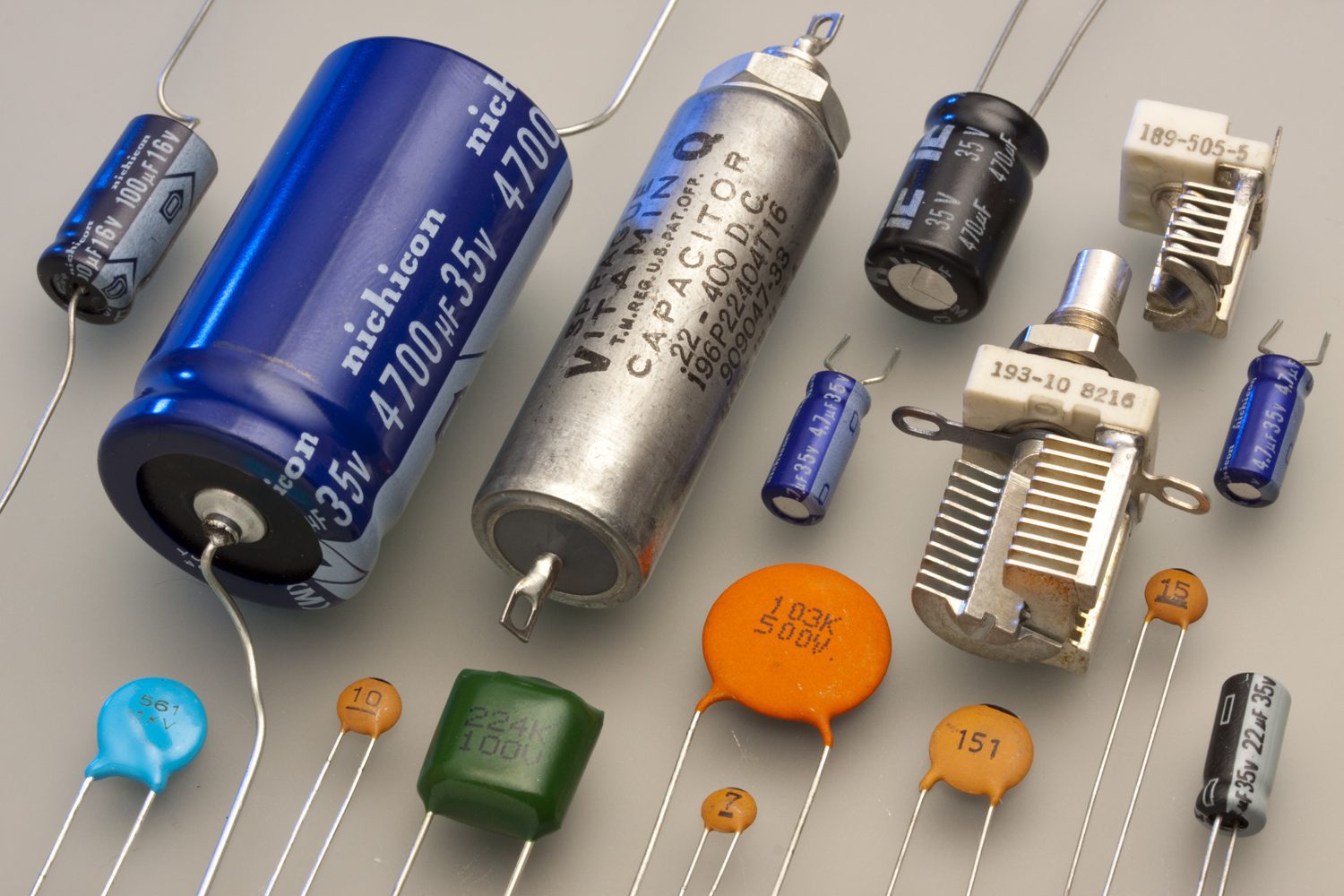 Condensador y capacitor son lo mismo en electrónica