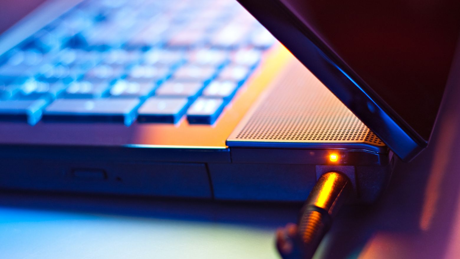 Cuánto tiempo debe cargarse una laptop nueva para su mejor rendimiento